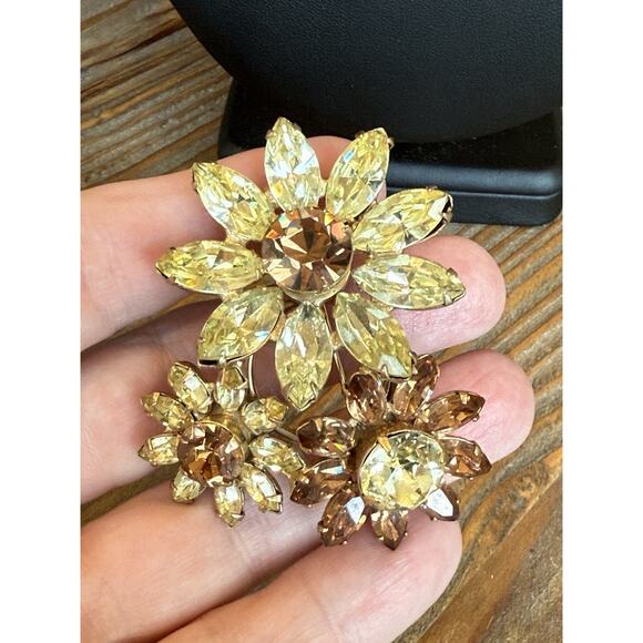 Vintage REGENCY Unmarked Bold Jonquil Topaz Cluster Rhinestone Flower Brooch - Picture 9 of 14
